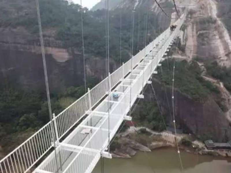 玻璃吊橋受到外國人質(zhì)疑，不遠(yuǎn)萬里來砸橋，結(jié)局讓人很無奈
